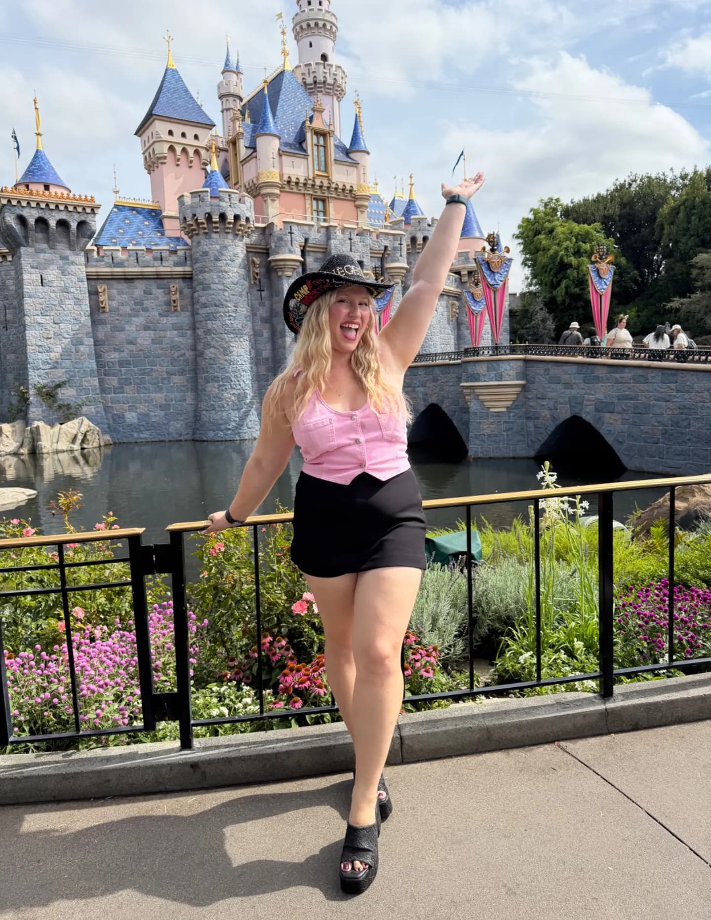 Themagicallifeofmiranda image