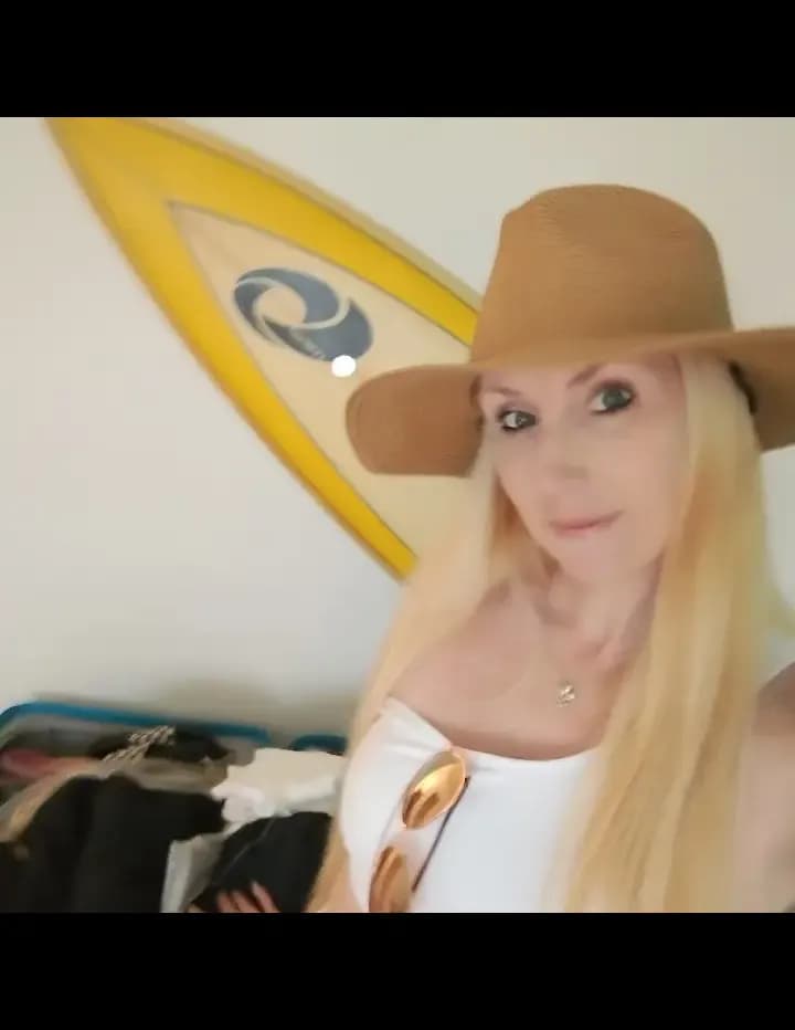 @officiallyjulie17 image